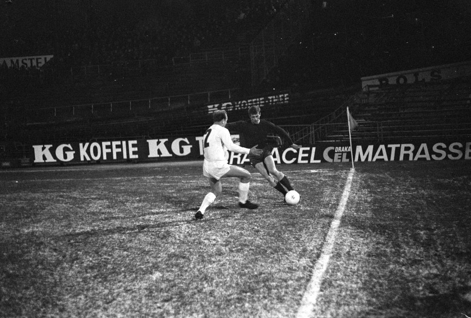Ajax tegen Slovan Bratislava 5-1, Piet Keizer in duel met Urban, Bestanddeelnr 920-9088
