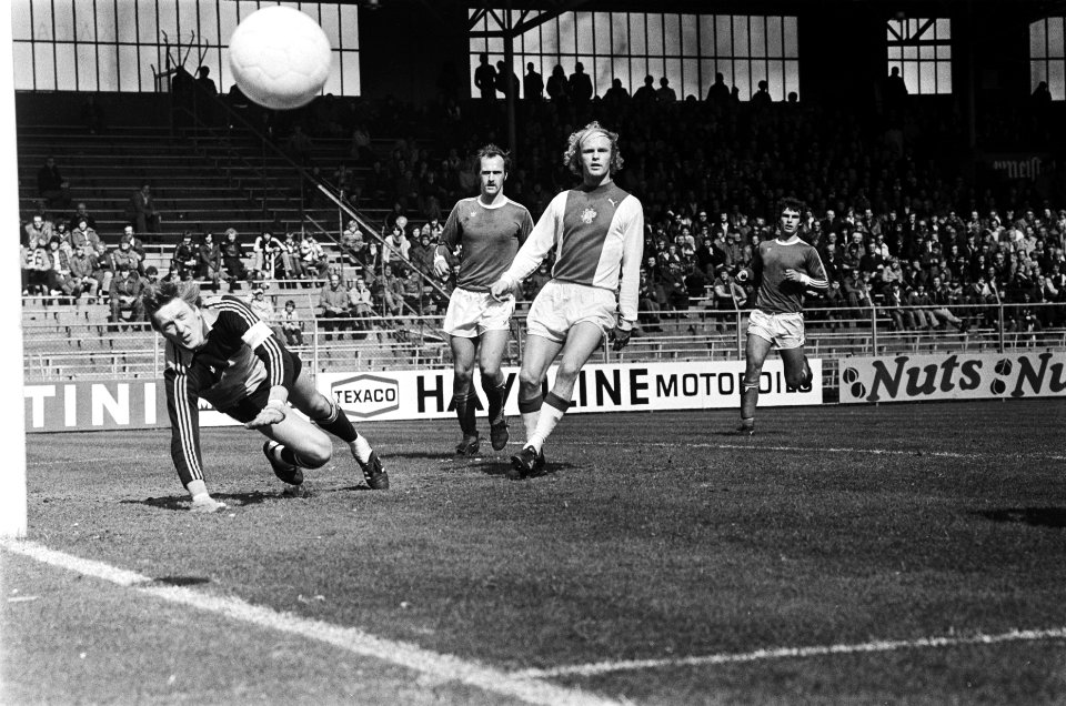 Ajax tegen Sparta 0-0, inzet Ruud Geels (rechts) gaat naast, doelman Doesburg (l, Bestanddeelnr 929-6730