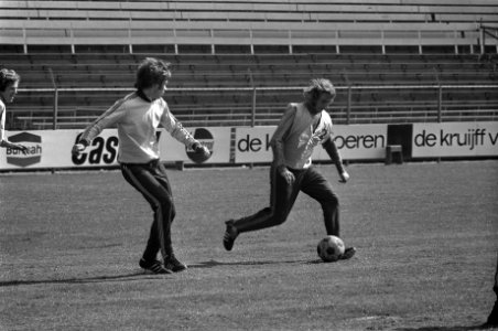 Ajax wordt getraind door Bobby Haarms nr 1 Gerrie Mühren (l) en Johan Neesken, Bestanddeelnr 927-1298