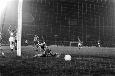 Ajax tegen Sparta (2-2) Doelpunt van Suurendonk (1-0). Sparta-keeper Piet Schr, Bestanddeelnr 923-9304