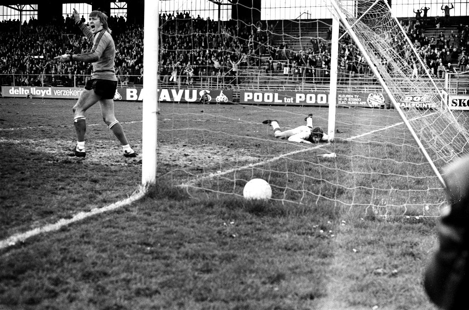 Ajax tegen Sparta 2-0, Mulder (r) kopt in, keeper Doesburg (l) versagem, Bestanddeelnr 927-8352
