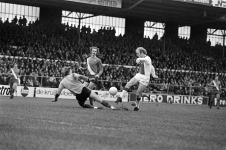 Ajax tegen Sparta 2-0 Ruud Geels schiet, Pim Doesburg probeert te stoppen, Bestanddeelnr 928-3564