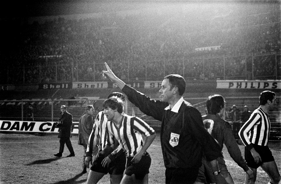 Ajax tegen Sparta 2-1. Scheidsrechter Boogaerts geeft aanwijzingen, Bestanddeelnr 923-2963