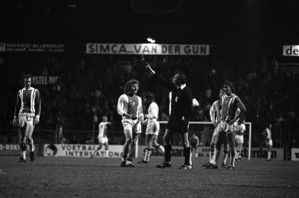 Ajax tegen Sparta 0-0, scheidsrechter Hoppenhouwer geeft Steffenhagen (l) gele k, Bestanddeelnr 927-1385