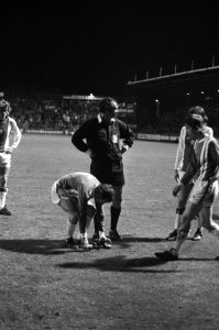 Ajax tegen Sparta 0-0, Kowalik raapt bierblikjes op, rechts scheidsrechter Hoppe, Bestanddeelnr 927-1383
