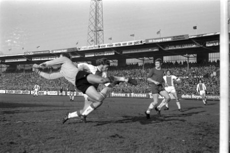 Ajax tegen Sparta 2-1, Neeskens in duel met Doesburg, Bestanddeelnr 925-3145