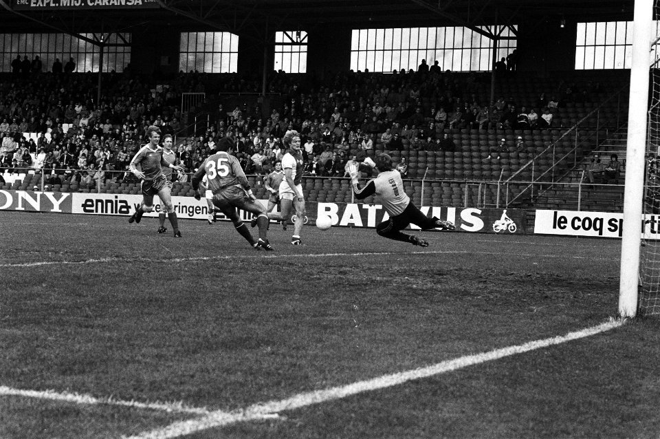 Ajax tegen Sparta 2-1, Lerby passeert doelman Formanney en brengt de stand op 1-0 (l) nummer 35 Robinson, Bestanddeelnr 931-4659