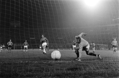 Ajax tegen Sparta (2-2) Sparta-keeper Schrijvers kan de penalty van Vasovic ni, Bestanddeelnr 923-9305