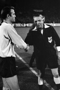 Ajax tegen Real Madrid 1-1. Nummer 9 Bals en Finny, nummer 10 Bueno en Finny, nu, Bestanddeelnr 920-7235