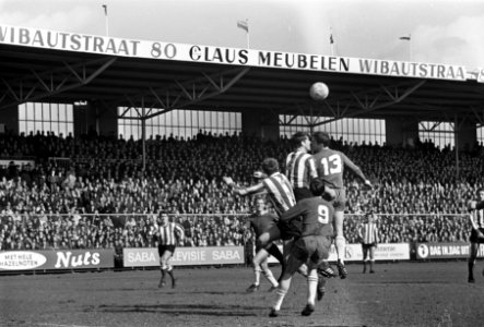 Ajax tegen PSV 4-0. Debutant Danielsson in duel met Daan Schrijvers, daar onder , Bestanddeelnr 921-1712