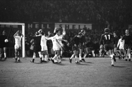Ajax tegen Real Madrid 1-1 in Olympisch Stadion . Spelers om scheidsrechter Finn, Bestanddeelnr 920-7221