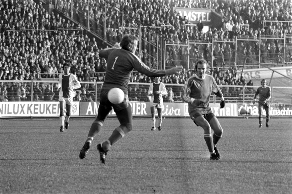 Ajax tegen PSV 1-4, Willy van de Kerkhof omspeelt Schrijvers voor de eerste maal, Bestanddeelnr 929-4687