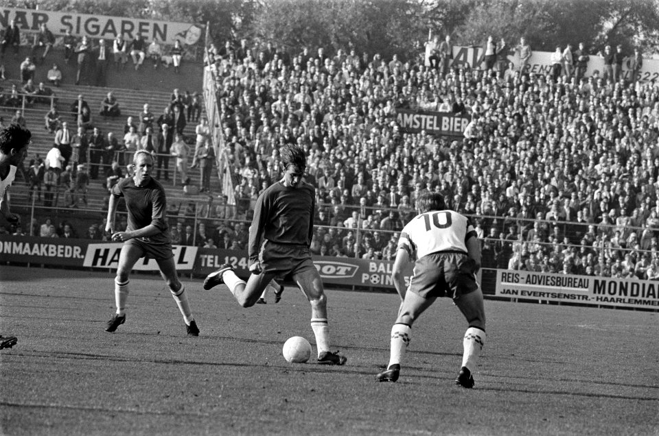 Ajax tegen Rot Weiss (Duitsland). Johan Cruijff (rechts) aktie met bal, Bestanddeelnr 922-8845