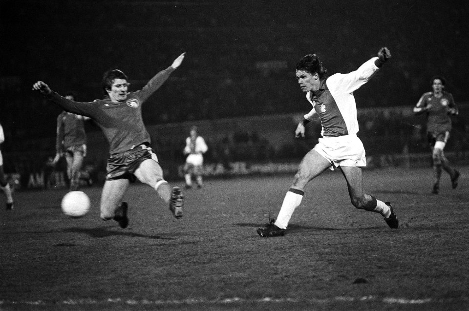 Ajax tegen RC Straatsburg ( Europa Cup I ) Arnesen scoort 2 0 langs Libles, Bestanddeelnr 930-7316
