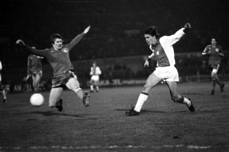 Ajax tegen RC Straatsburg ( Europa Cup I ) Arnesen scoort 2 0 langs Libles, Bestanddeelnr 930-7316