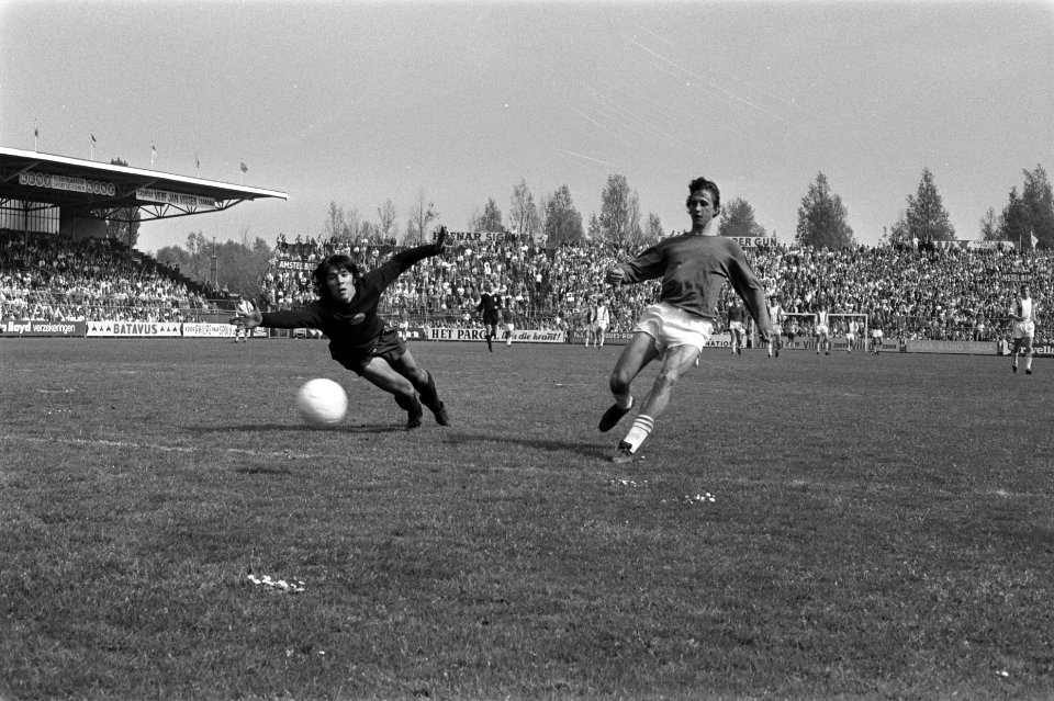 Ajax tegen SVV 8-0 Cruijff maakt zevende doelpunt, SVV-keeper Van der Roer grij, Bestanddeelnr 923-5297