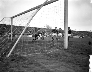Ajax tegen Rapid 1-0 Keeper Pinckers houdt schot van Swart, Bestanddeelnr 912-3002