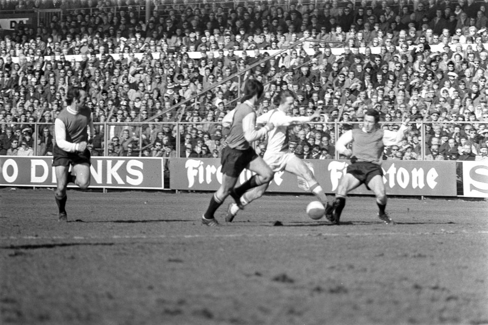 Ajax tegen PSV 4-1, Johan Cruijff in actie, Bestanddeelnr 925-4516