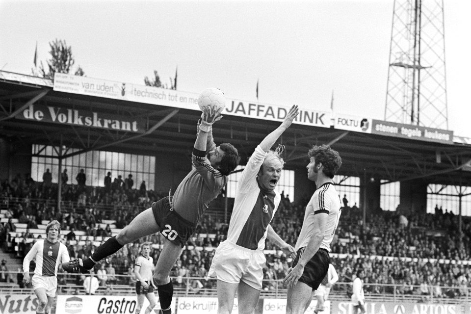 Ajax tegen Roda JC 1-2, Doelman Jo van der Mierden vangt de bal voordat Ruud Gee, Bestanddeelnr 929-1673