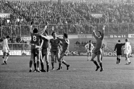 Ajax tegen PSV 1-4, Willy van de Kerkhof (no 8) wordt door ploegmakkers omhelsd, Bestanddeelnr 929-4688