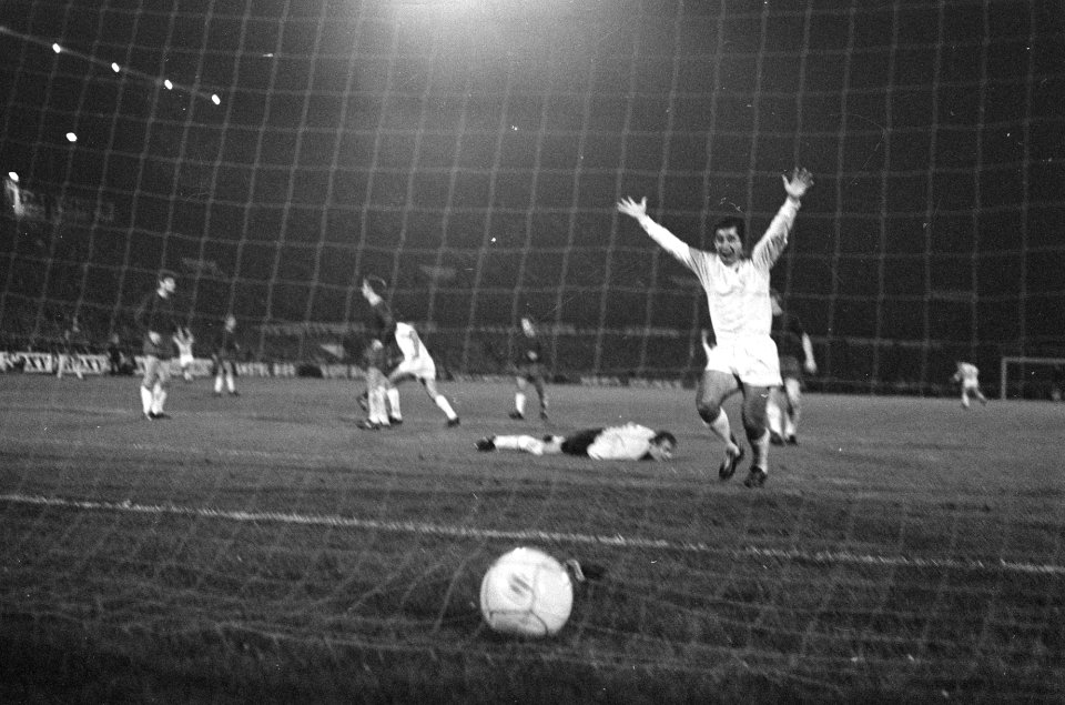 Ajax tegen Real Madrid 1-1 in Olympisch Stadion . Pirri (2e van links) scoort vo, Bestanddeelnr 920-7217