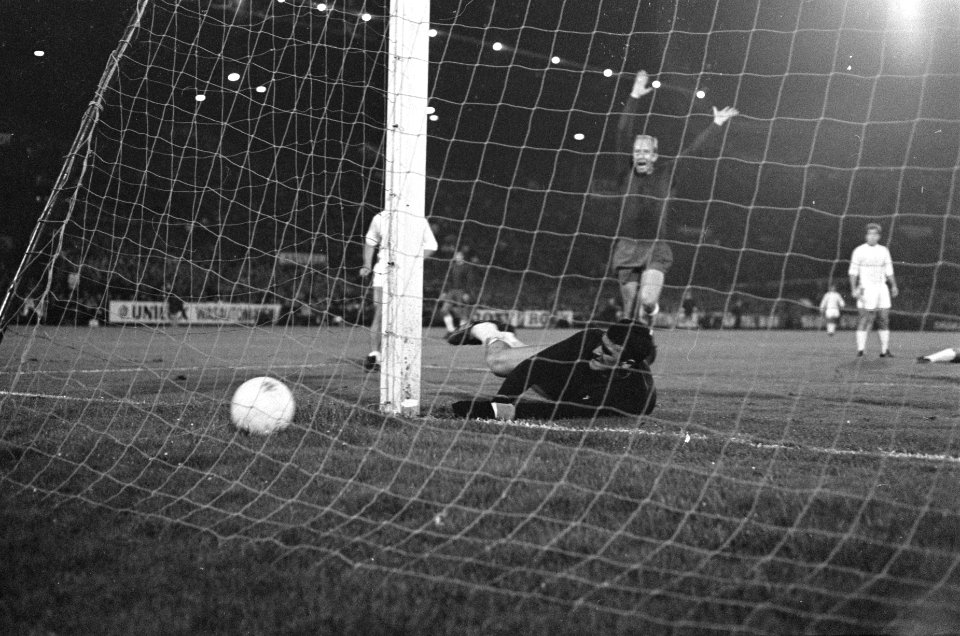 Ajax tegen Real Madrid 1-1 in Olympisch Stadion . Cruijff scoort, keeper Junquer, Bestanddeelnr 920-7214