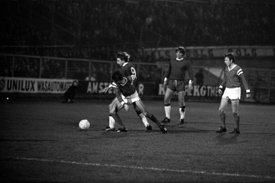 Ajax tegen Ruch Chorzow (Polen) 7-0 in Olympisch Stadion Amsterdam. Cruijff en W, Bestanddeelnr 922-9875