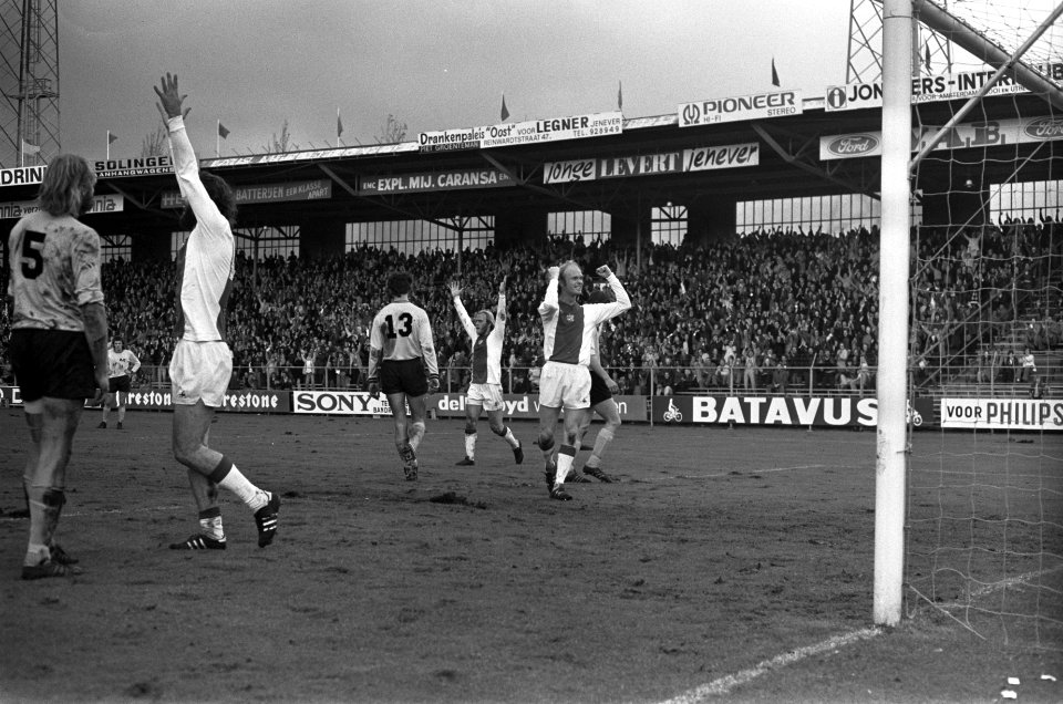 Ajax tegen Roda JC 6-1, Geels (r) en Brokamp (l) juichen na doelpunt van Geels, Bestanddeelnr 927-5259
