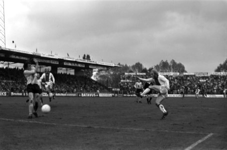 Ajax tegen Roda JC 6-1, Brokamp scoort, links doelman Geilman en naast hem Geels, Bestanddeelnr 927-5258