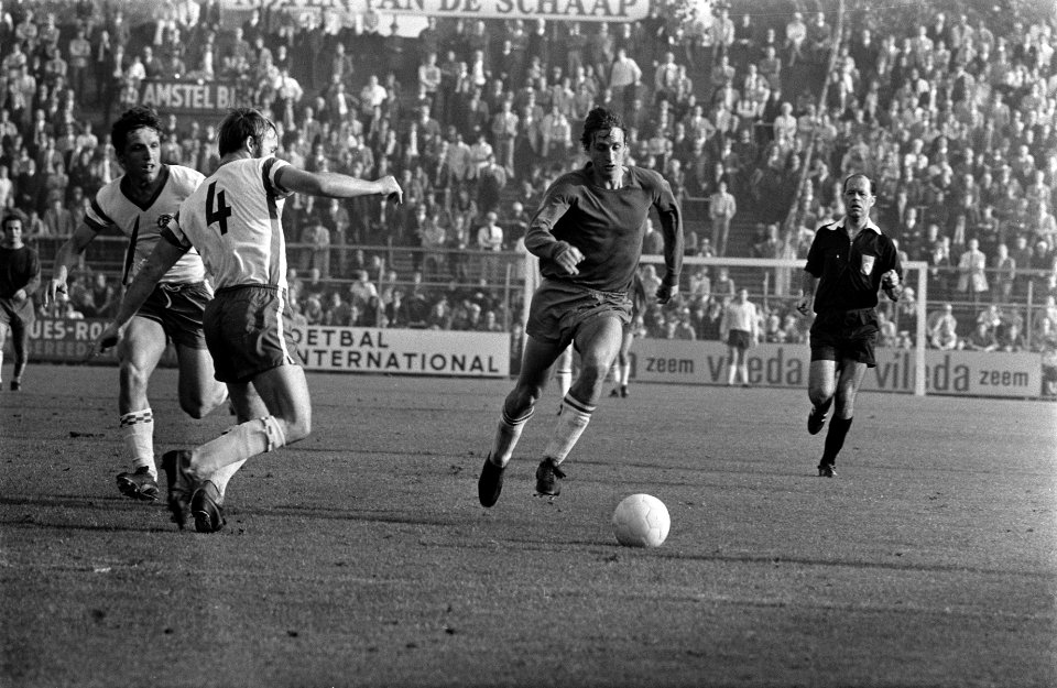 Ajax tegen Rot Weiss (Duitsland). Johan Cruijff (rechts) aktie met bal, Bestanddeelnr 922-8844