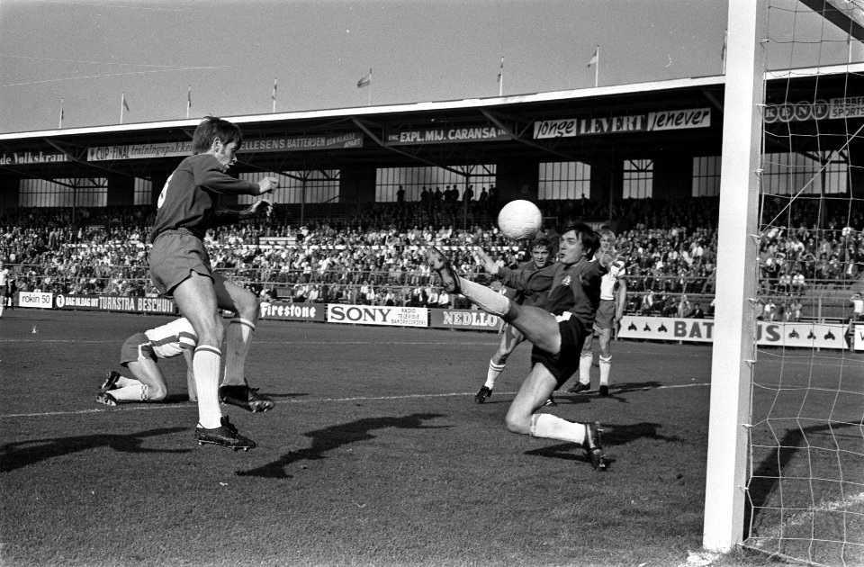 Ajax tegen Rot Weiss (Duitsland). Gerrie Mühren scoort eerste doelpunt, keeper B, Bestanddeelnr 922-8843