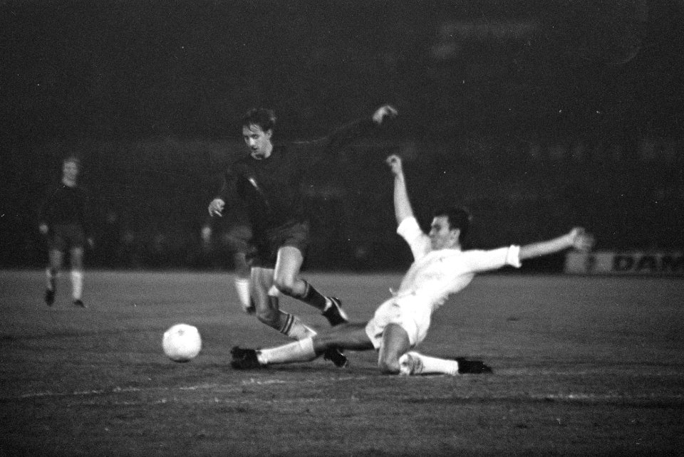 Ajax tegen Real Madrid 1-1 in Olympisch Stadion . Cruijff passeert achterspeler , Bestanddeelnr 920-7216