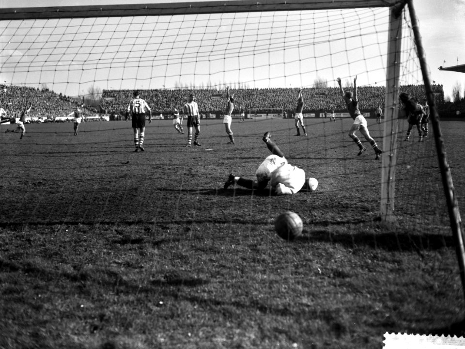 Ajax tegen Sparta 5-0, 3 nul voor Ajax vlnr Swart, Cees Groot en Henk Groot, Bestanddeelnr 911-0910