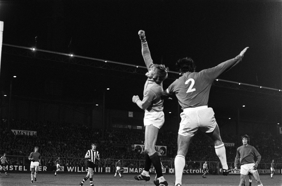 Ajax tegen Sparta (2-2) Sparta -keeper Schrijvers in luchtduel met Vasovic, Bestanddeelnr 923-9308