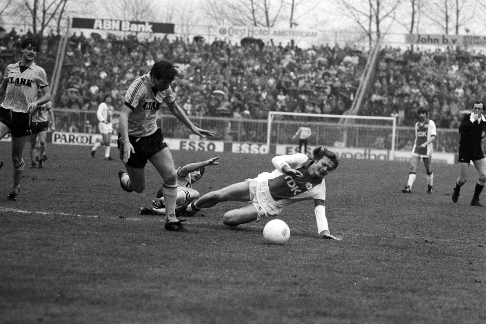 Ajax tegen Roda JC 3 - 0 Sören Lerby (r) wordt omver gehaald door Roda-spelers , Bestanddeelnr 932-5520