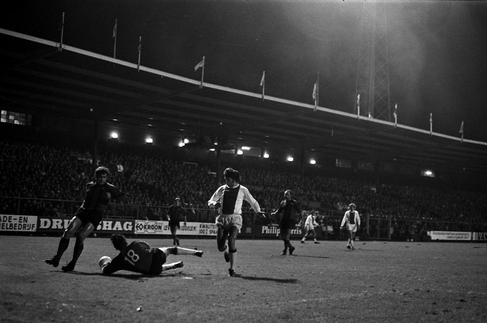 Ajax tegen Spartak Trnava 2-0, (r) J Cruyff scoort, Bestanddeelnr 925-1716