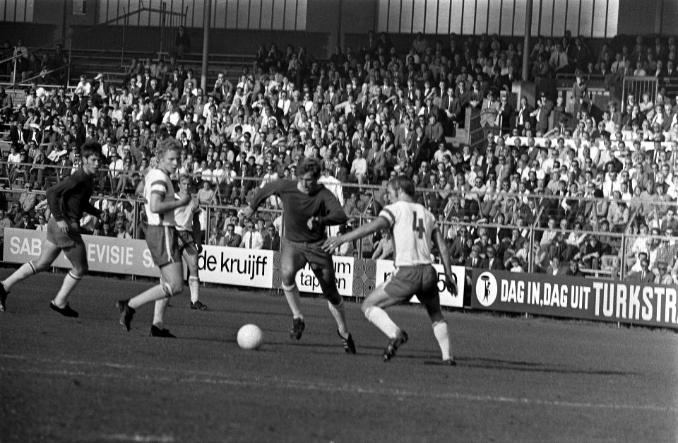 Ajax tegen Rot Weiss Essen (Duitsland) 5-0. Piet Keizer in aktie, Bestanddeelnr 922-8842
