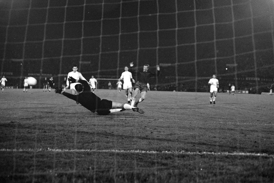 Ajax tegen Real Madrid 1-1 in Olympisch Stadion . Spelmomenten, Bestanddeelnr 920-7232
