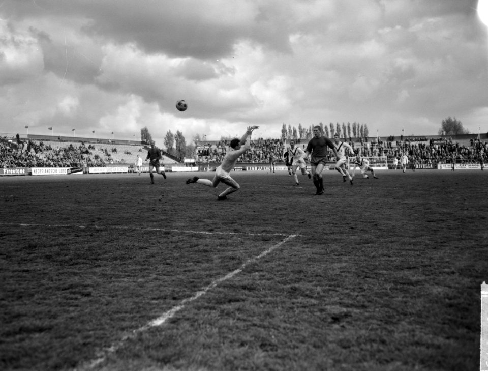 Ajax tegen sc Enschede 2-0 Piet Keizer schiet bal over keeper Koers heen, Bestanddeelnr 915-1779