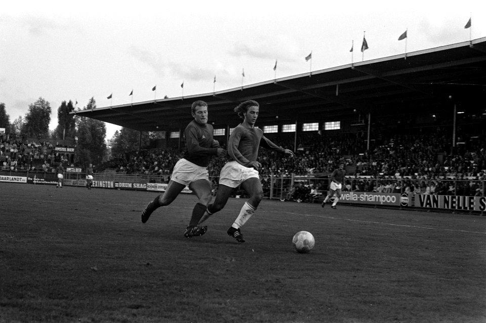 Ajax tegen Standard Luik vriendschappelijke wedstrijd. Johan Neeskens in aktie, Bestanddeelnr 923-7418