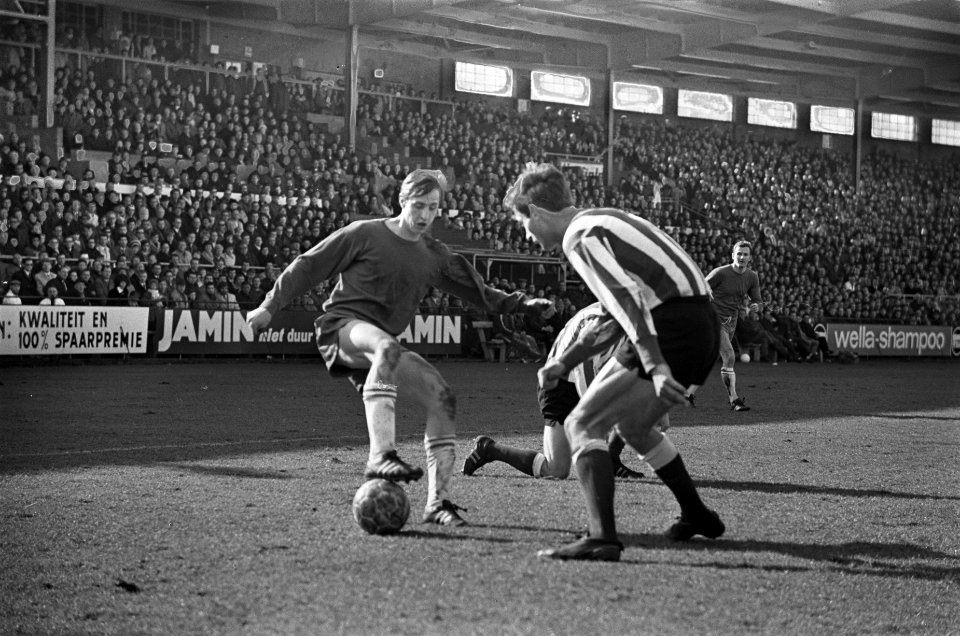 Ajax tegen PSV 4-0. Johan Cruijff in duel met tegenstander, Bestanddeelnr 921-1711