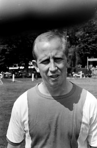 Ajax tegen Stoke City 5-3, nr. 8 Henk Groot (kop), nr. 10, 11 burgemeester Van H, Bestanddeelnr 918-0490