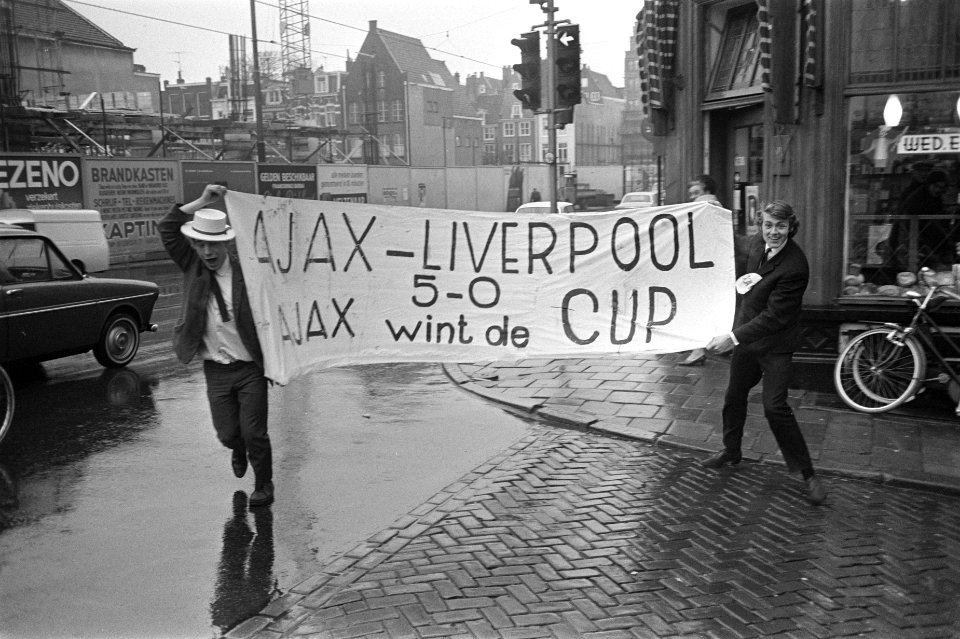 Ajax-supporters met spandoek in Vijzelstraat, Bestanddeelnr 919-8551