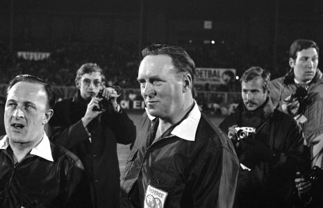 Ajax tegen Spartak 3-0, halve finale Europa Cup nr. 3 , 4 scheidsrechter Jennin, Bestanddeelnr 922-2978