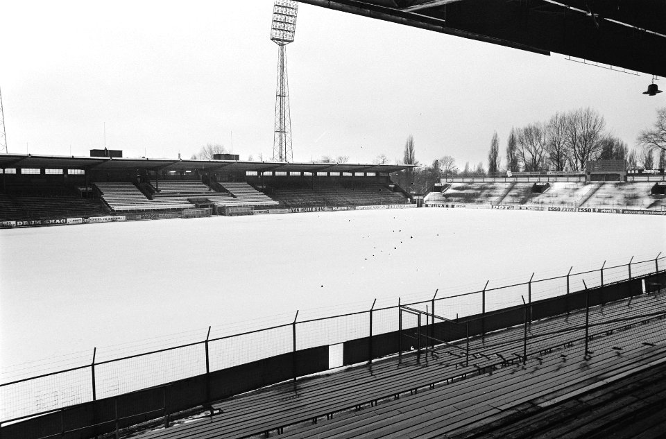 Ajaxstadion met laag sneeuw bedekt, Bestanddeelnr 930-0716