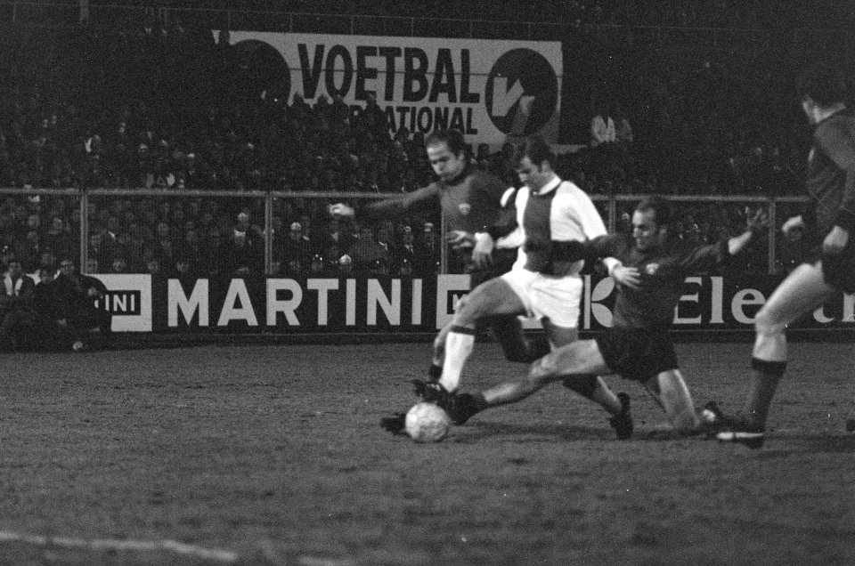 Ajax tegen Spartak 3-0, halve finale Europa Cup Danielse wordt door 2 tegenstand, Bestanddeelnr 922-2957