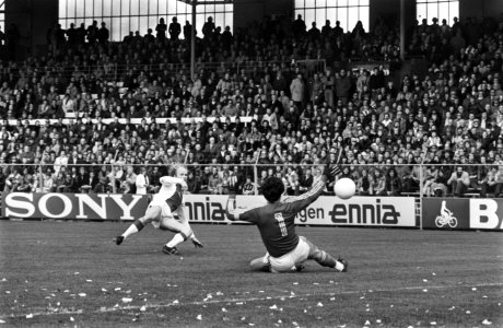 Ajax-spits Ruud Geels scoort zijn derde doelpunt (4-0), Bestanddeelnr 929-1173