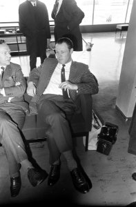 Ajax-spelers vertrekken vanaf Schiphol naar Lissabon. Trainer Rinus Michels, Bestanddeelnr 922-1125