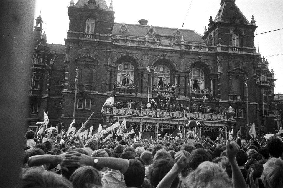 Ajax-spelers op het balkon, toegejuicht door een enorme menigte, Bestanddeelnr 924-6168