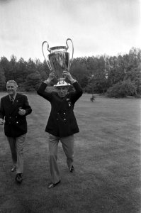 Ajax-voorzitter Jaap van Praag met de cup, Bestanddeelnr 925-6429